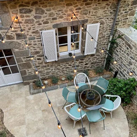 Petit Gite D'Arriere-Cour Au Pied Du Chateau Combourg Extérieur photo