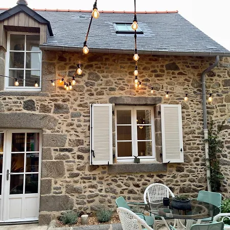 Petit Gite D'Arriere-Cour Au Pied Du Chateau Combourg Extérieur photo