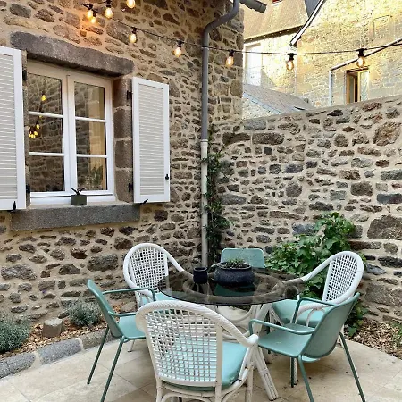 Petit Gite D'Arriere-Cour Au Pied Du Chateau Combourg Extérieur photo
