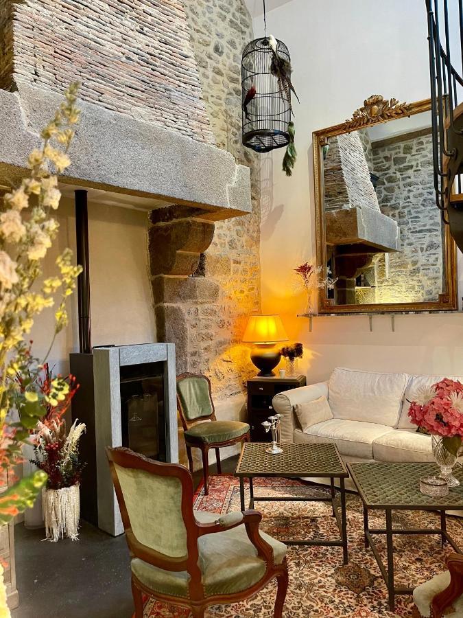 Petit D'arriere-cour Au Pied Du Chateau Combourg