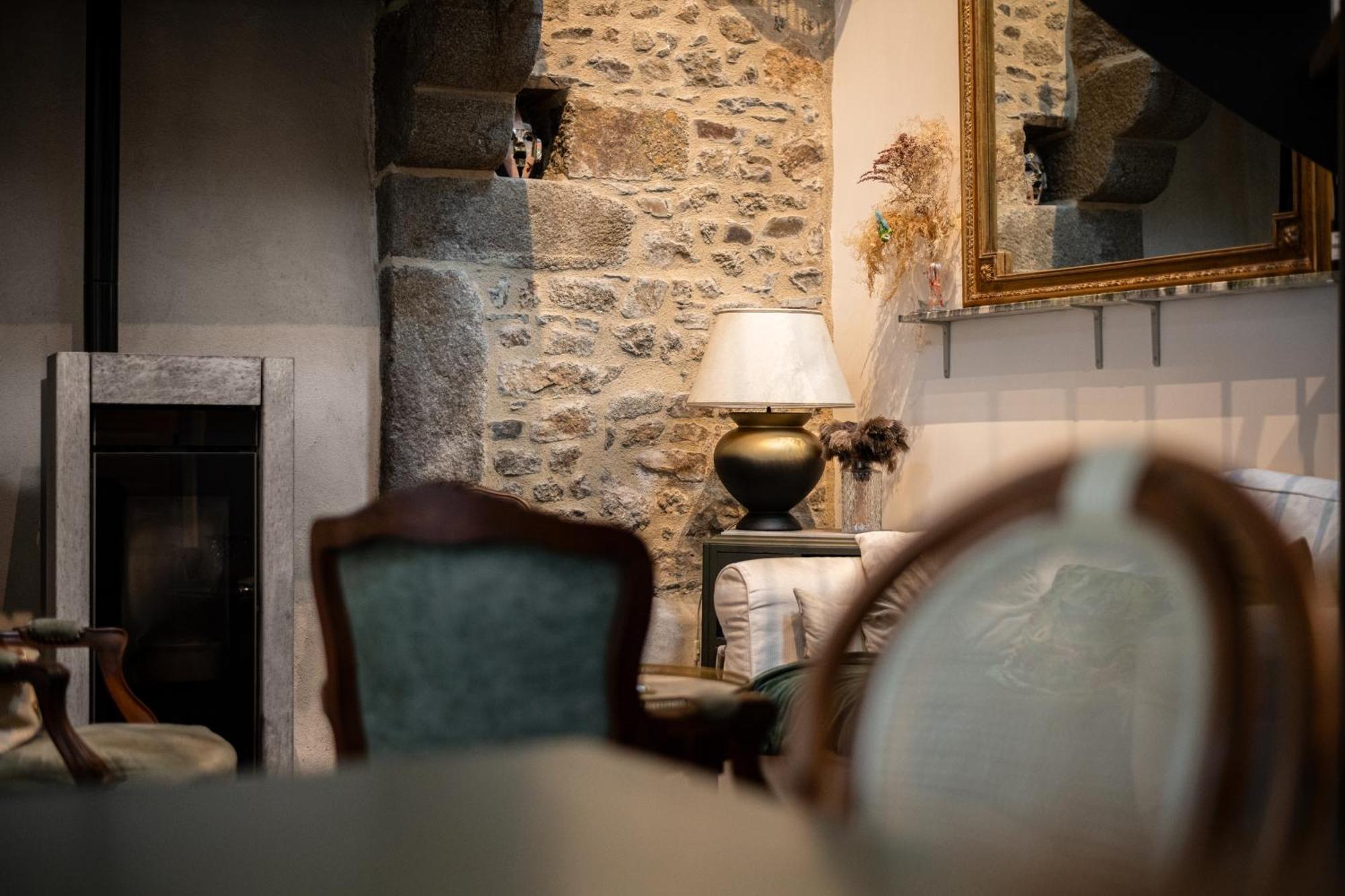 Petit D'arriere-cour Au Pied Du Chateau Combourg